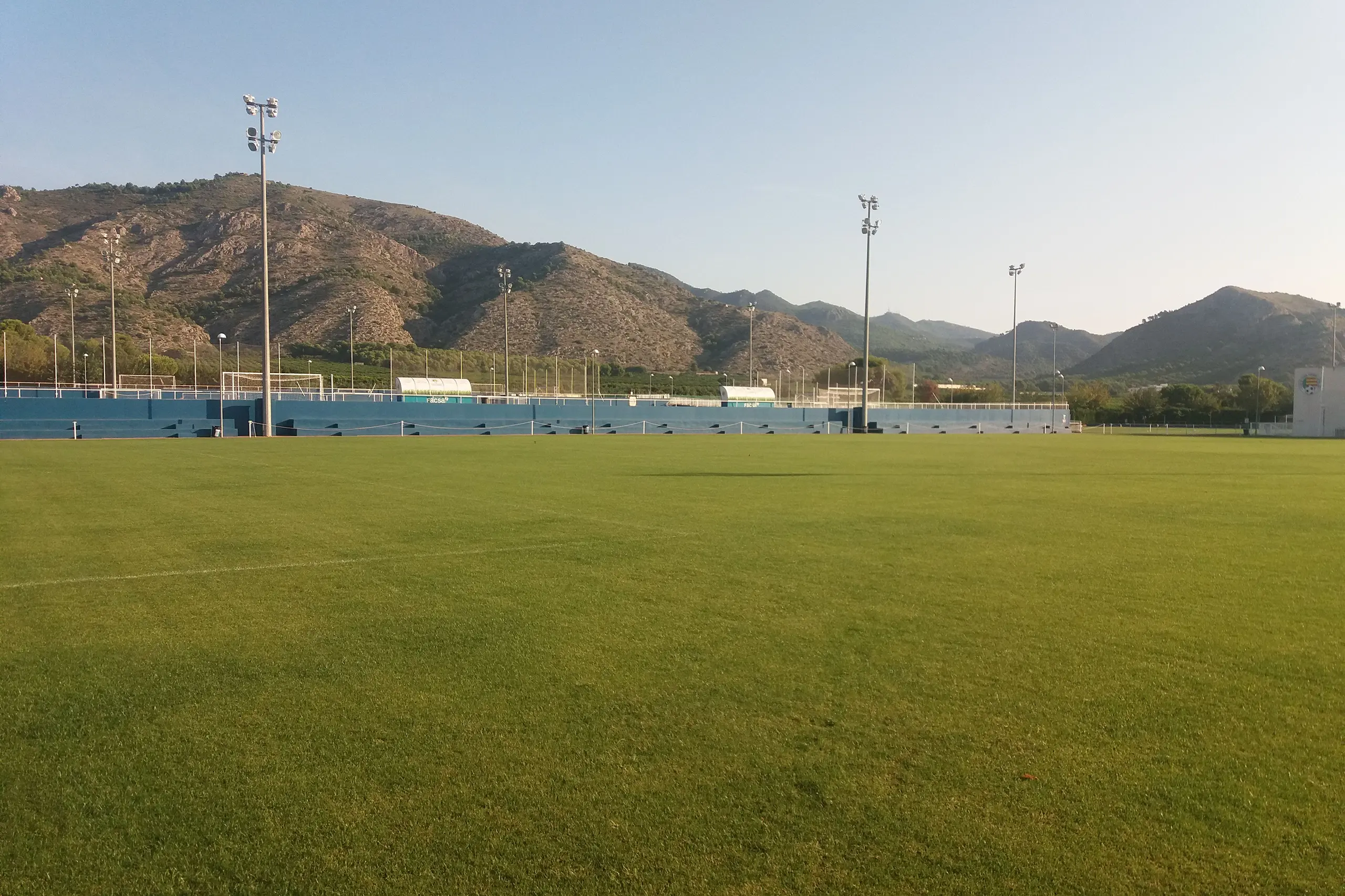 Fussball-Anlage Intelier Orange, Spanien, mit Naturrasen, nähe Meer