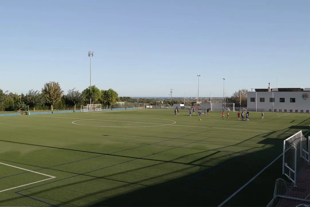 Fussball-Anlage Intelier Orange, Spanien, mit Naturrasen, nähe Meer