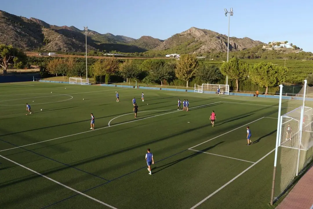 Fussball-Anlage Intelier Orange, Spanien, mit Naturrasen, nähe Meer