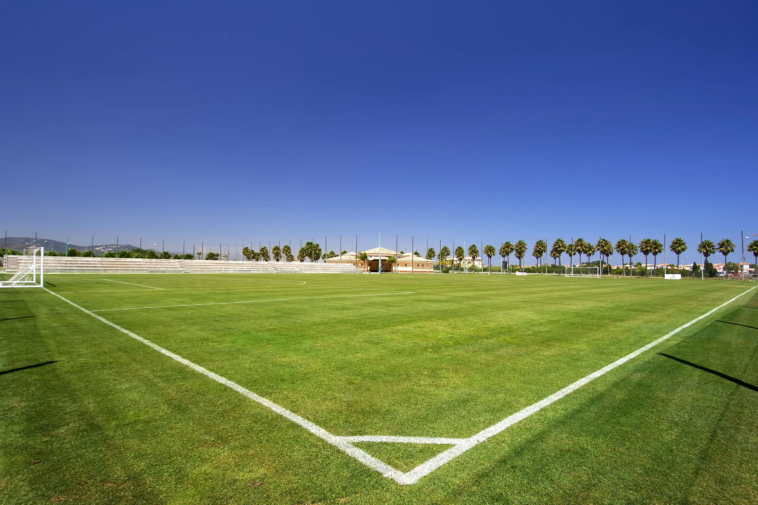 Fussball-Anlage Oliva Nova Beach & Golf Resort, Spanien, mit Naturrasen, nähe Meer