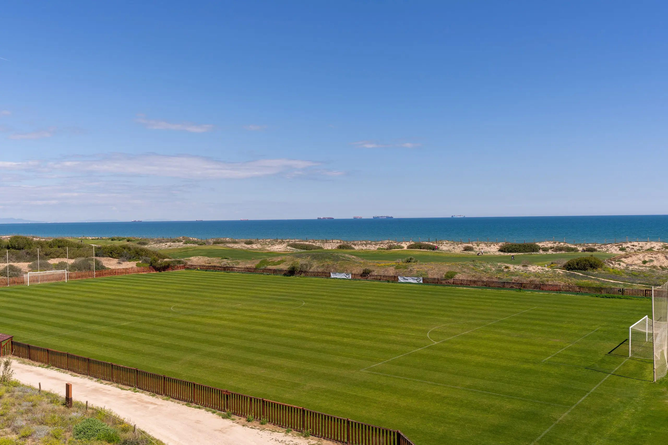 Fussball-Anlage Parador El Saler, Spanien, Naturrasen, am Meer