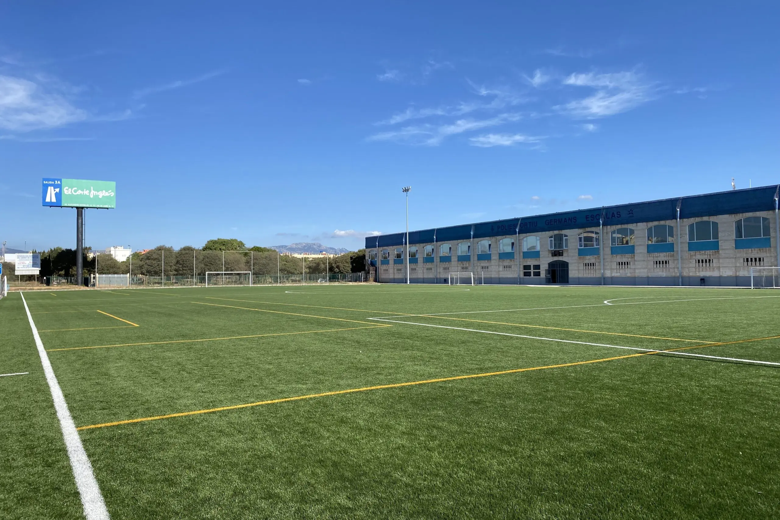 Germans Escala Sportzentrum, Spanien, mit Kunstrasen, nähe Meer