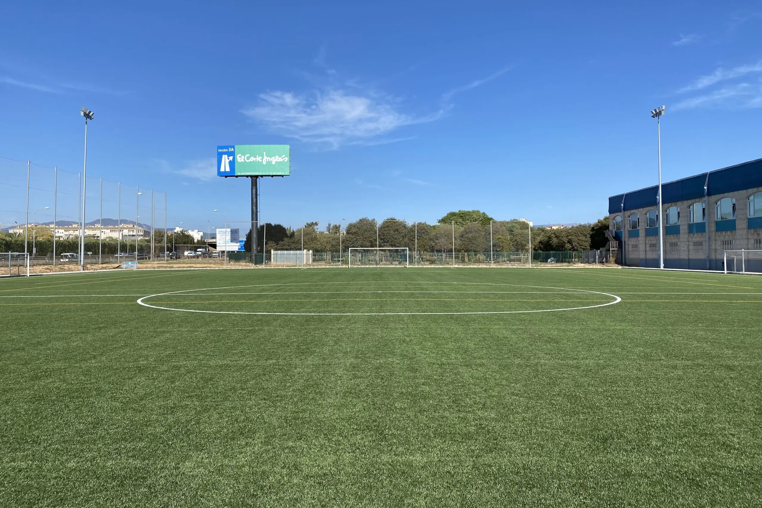 Germans Escala Sportzentrum, Spanien, mit Kunstrasen, nähe Meer