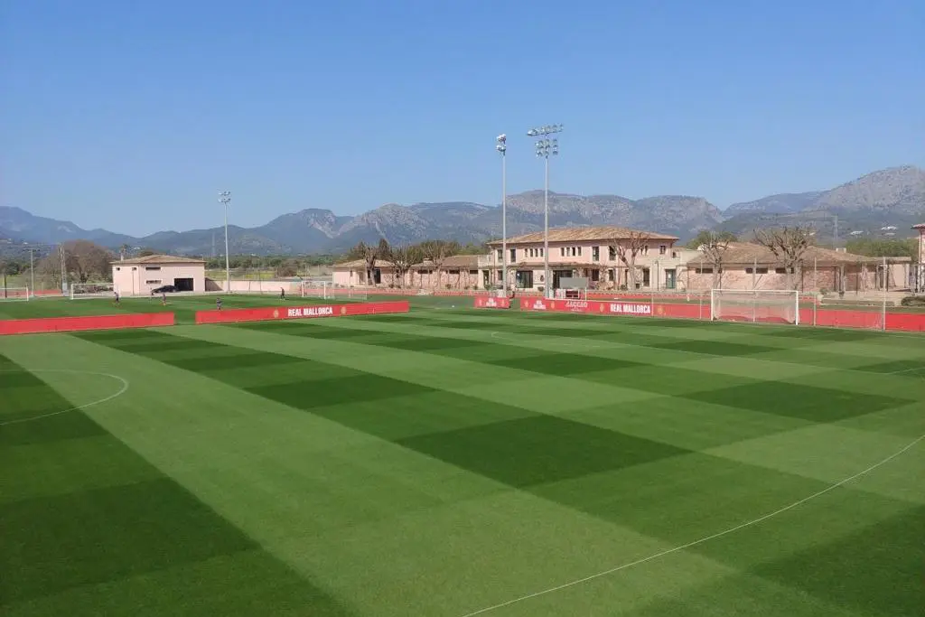 Germans Escala Sportzentrum, Spanien, mit Kunstrasen, nähe Meer