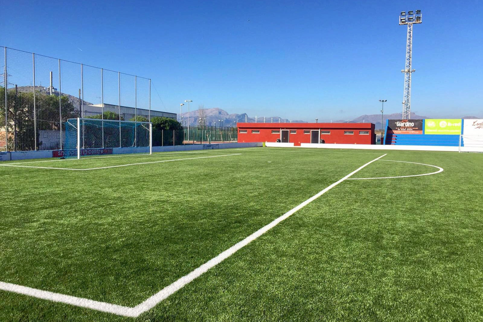 Fussball-Anlage Alcudia, Spanien, mit Kunstrasen, nähe Meer