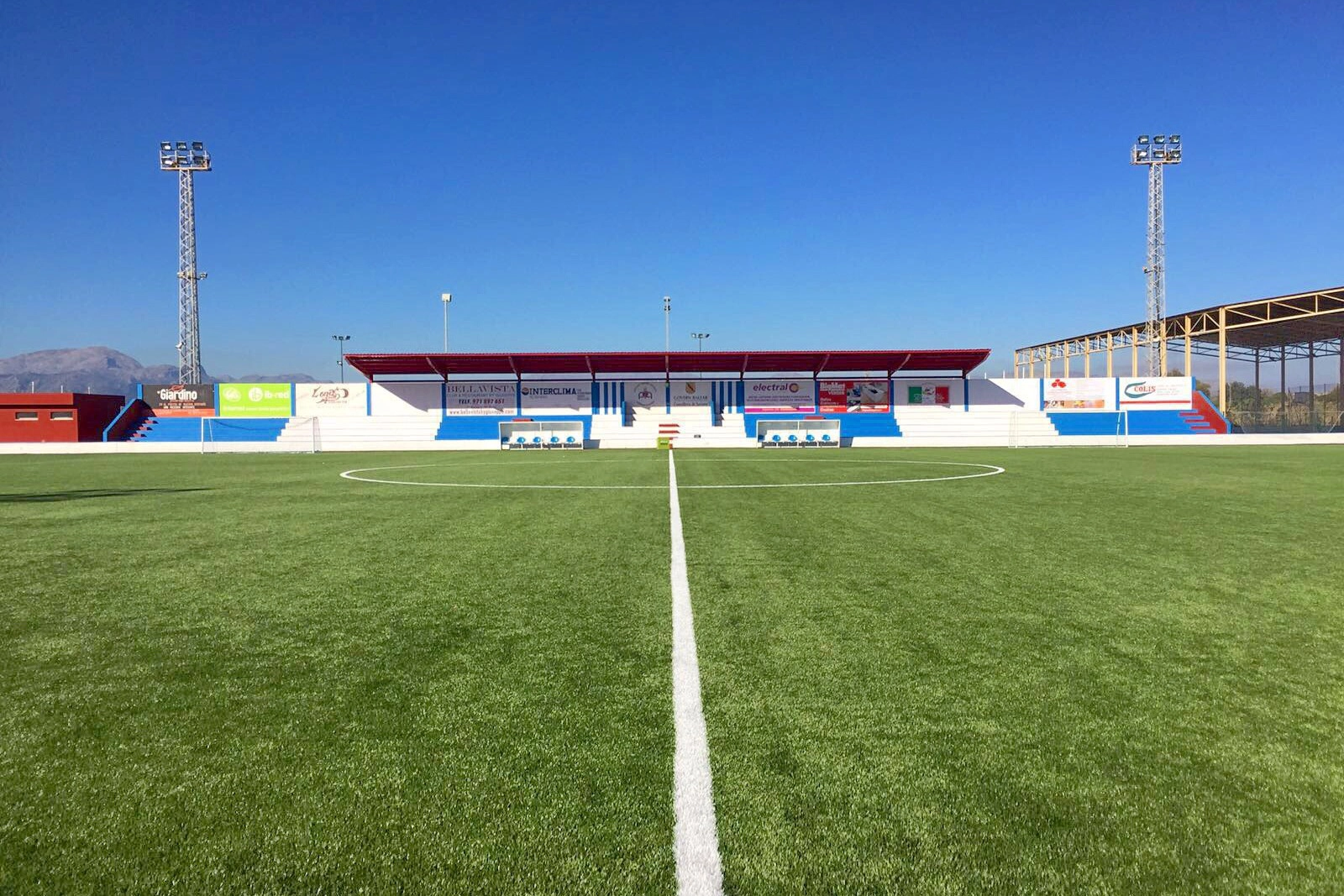 Fussball-Anlage Alcudia, Spanien, mit Kunstrasen, nähe Meer