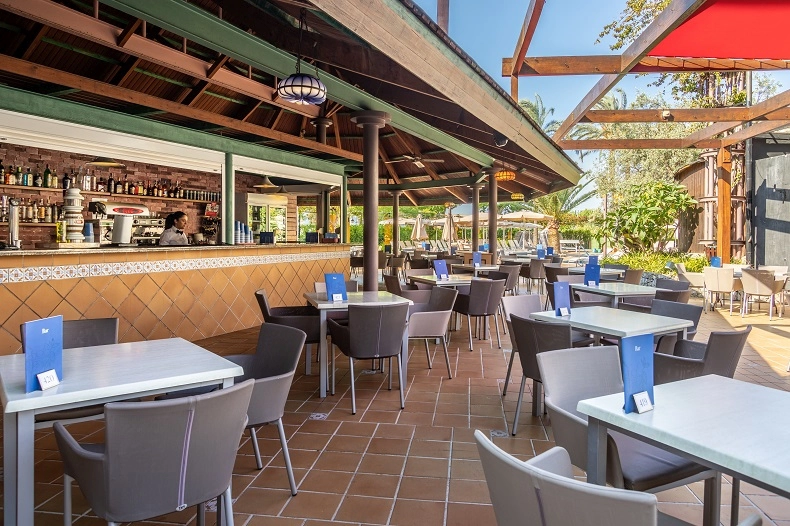 Hotel Zafiro Tropic & Spa, Restaurant aussen, Alcudia, Spanien