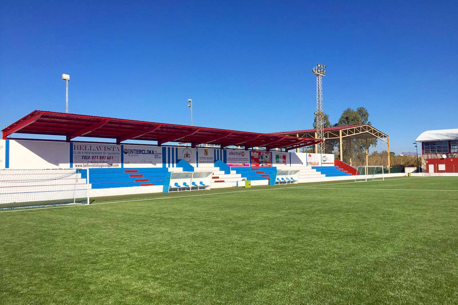 Fussball-Anlage Alcudia, Spanien, mit Kunstrasen, nähe Meer