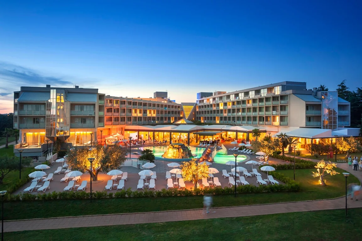 Hotel Aminess Maestral, Hotelanlage, Novigrad, Kroatien