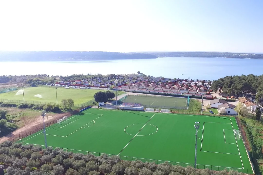 Fussball-Anlage Novigrad, Kroatien, mit Kunstrasen, nähe Meer