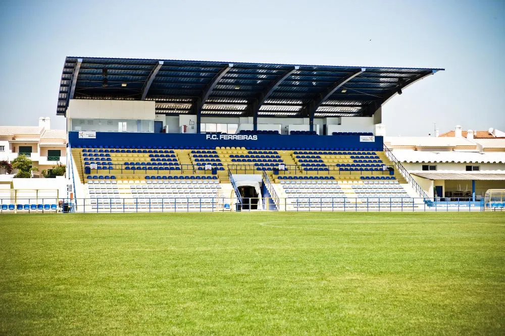 Fussball-Anlage Estadio Municipal de Ferreiras, Portugal, mit Naturrasen, nähe Meer