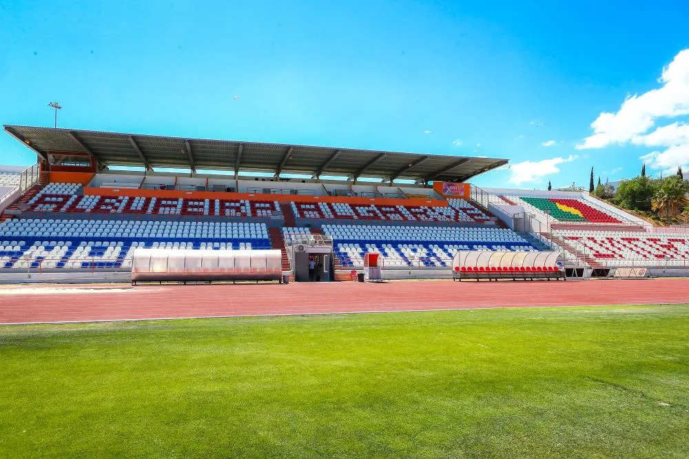 Fussball-Anlage Estadio Municipal de Ferreiras, Portugal, mit Naturrasen