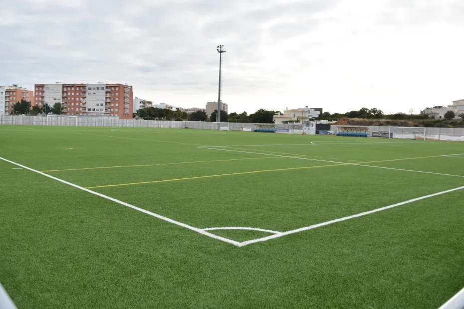 Fussball-Anlage Armacao de Pera, Portugal, mit Naturrasen, nähe Meer
