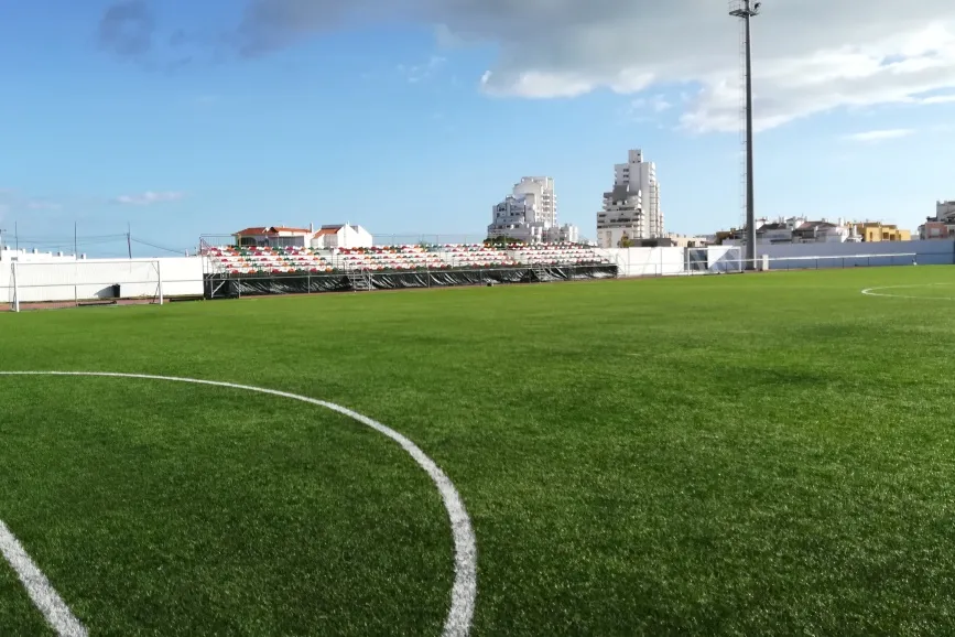 Fussball-Anlage Armacao de Pera, Portugal, mit Naturrasen