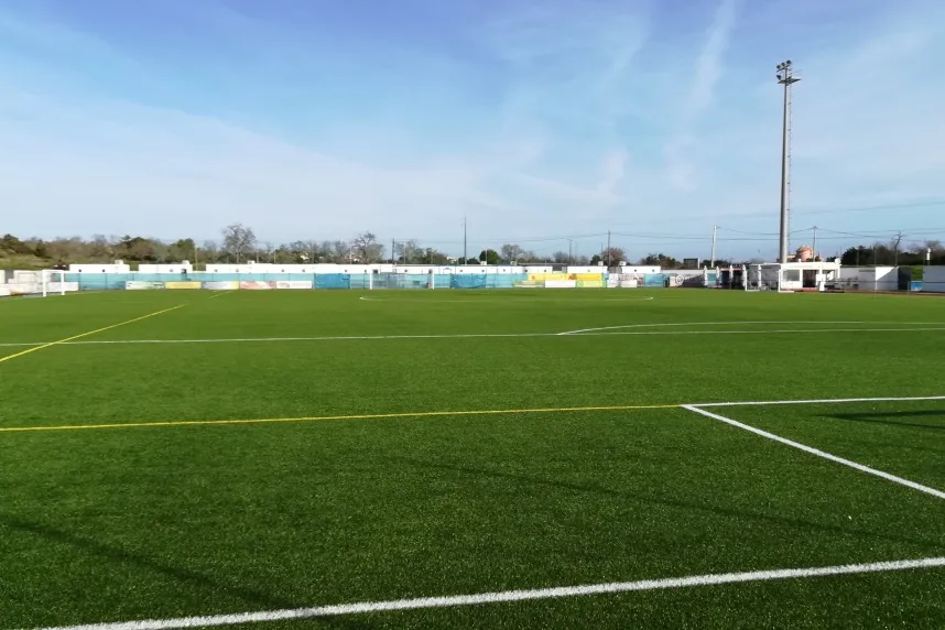 Fussball-Anlage Armacao de Pera, Portugal, mit Naturrasen