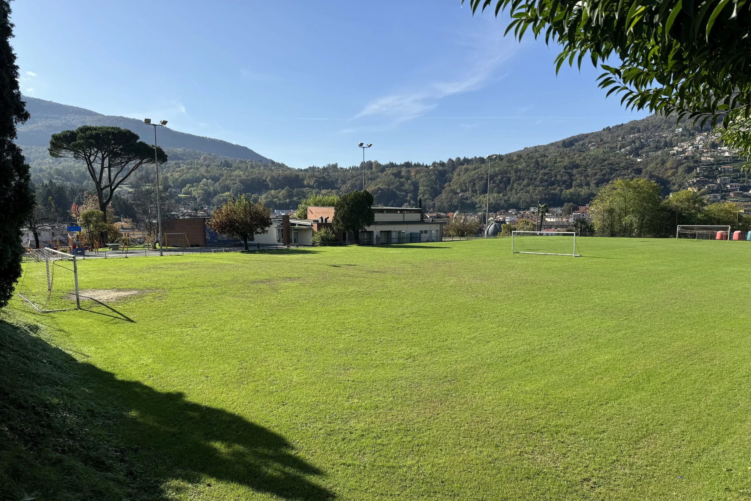Fussball-Anlage Hotel Tresa Bay, Schweiz, mit Naturrasen
