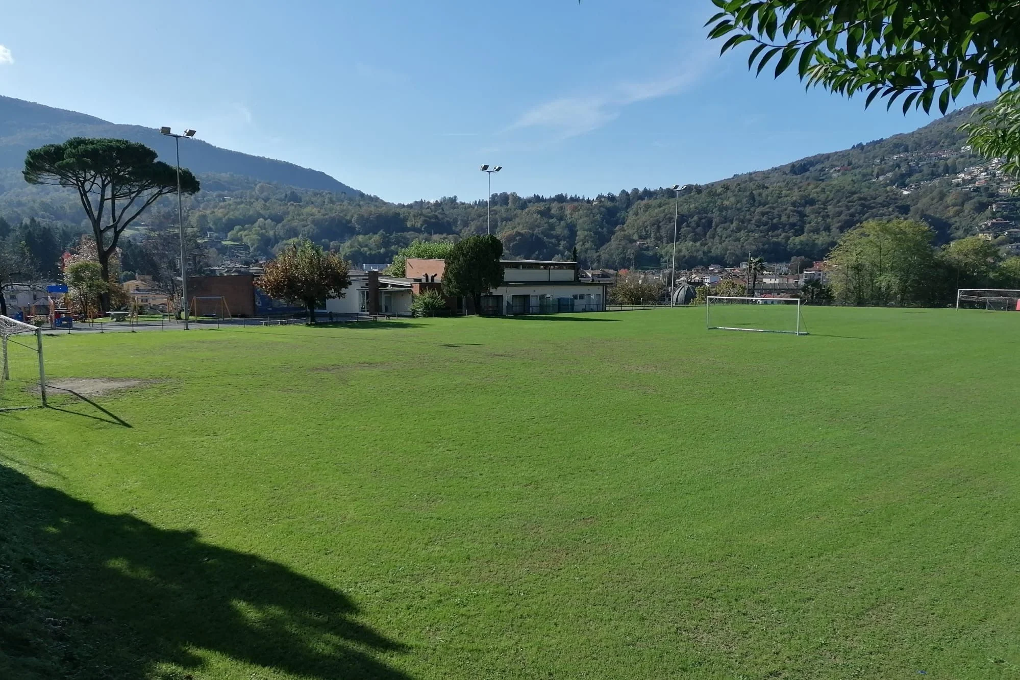 Fussball-Anlage Hotel Tresa Bay, Schweiz, mit Naturrasen