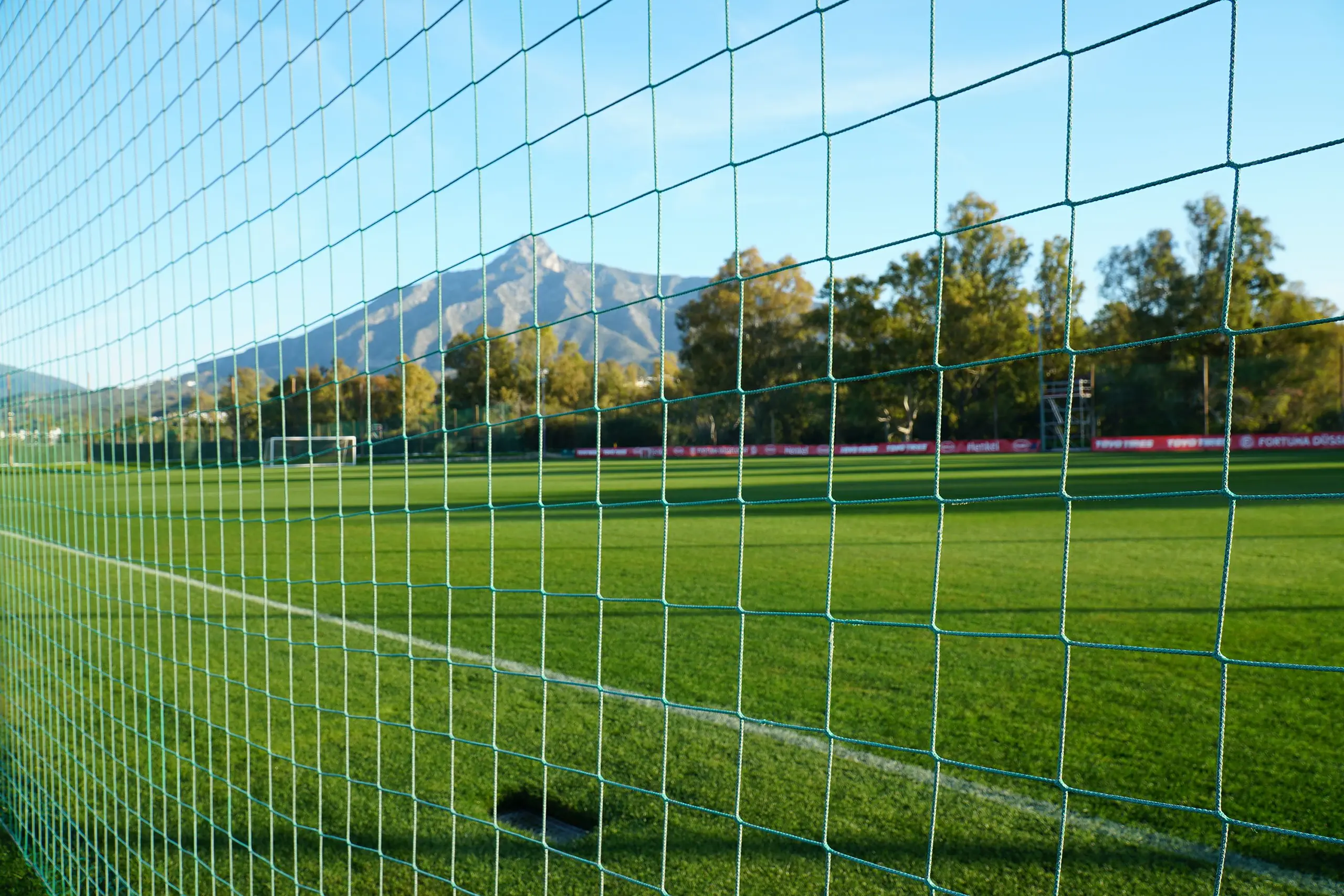 Terrain de football Banús Football Center, Espagne, avec gazon naturel, près de la mer
