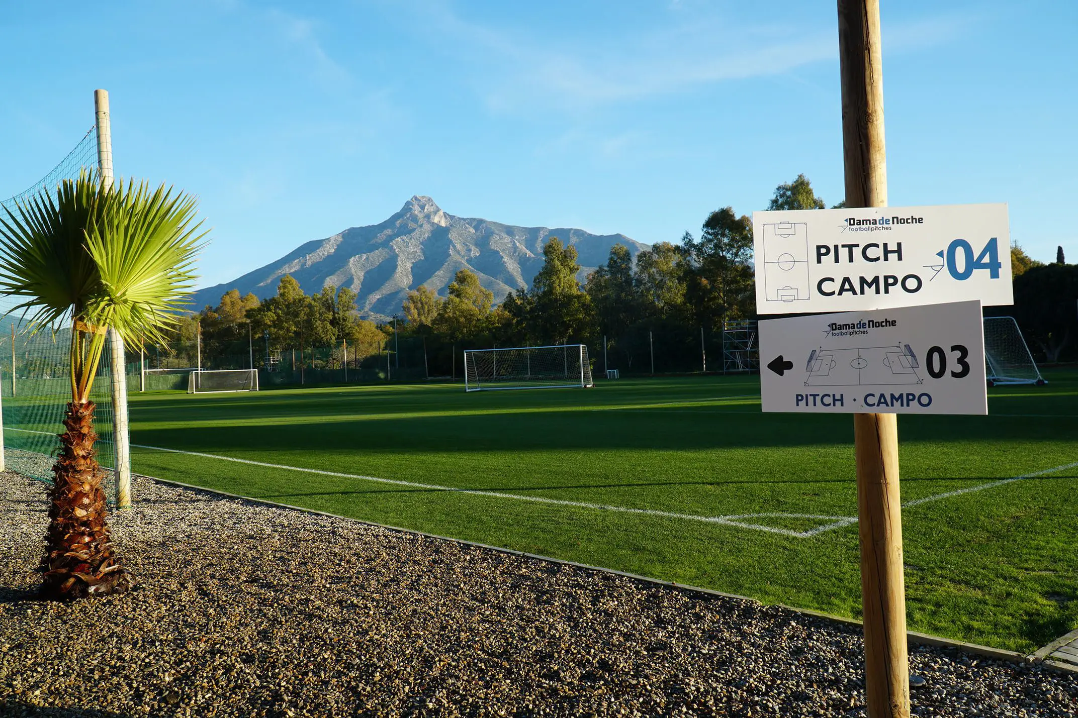 Terrain de football Banús Football Center, Espagne, avec gazon naturel, près de la mer