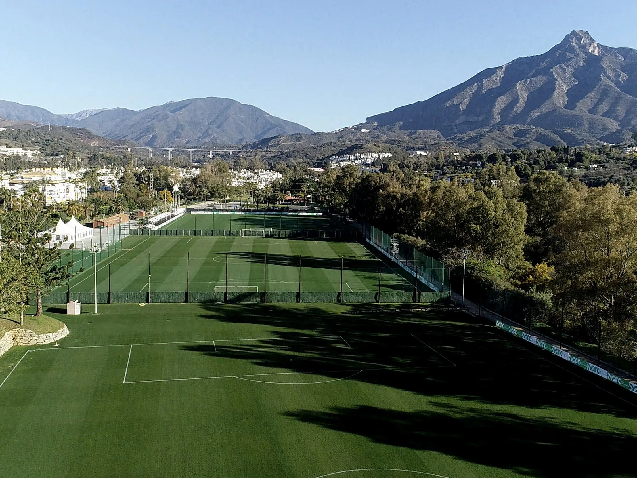 Terrain de football Banús Football Center, Espagne, avec gazon naturel, près de la mer
