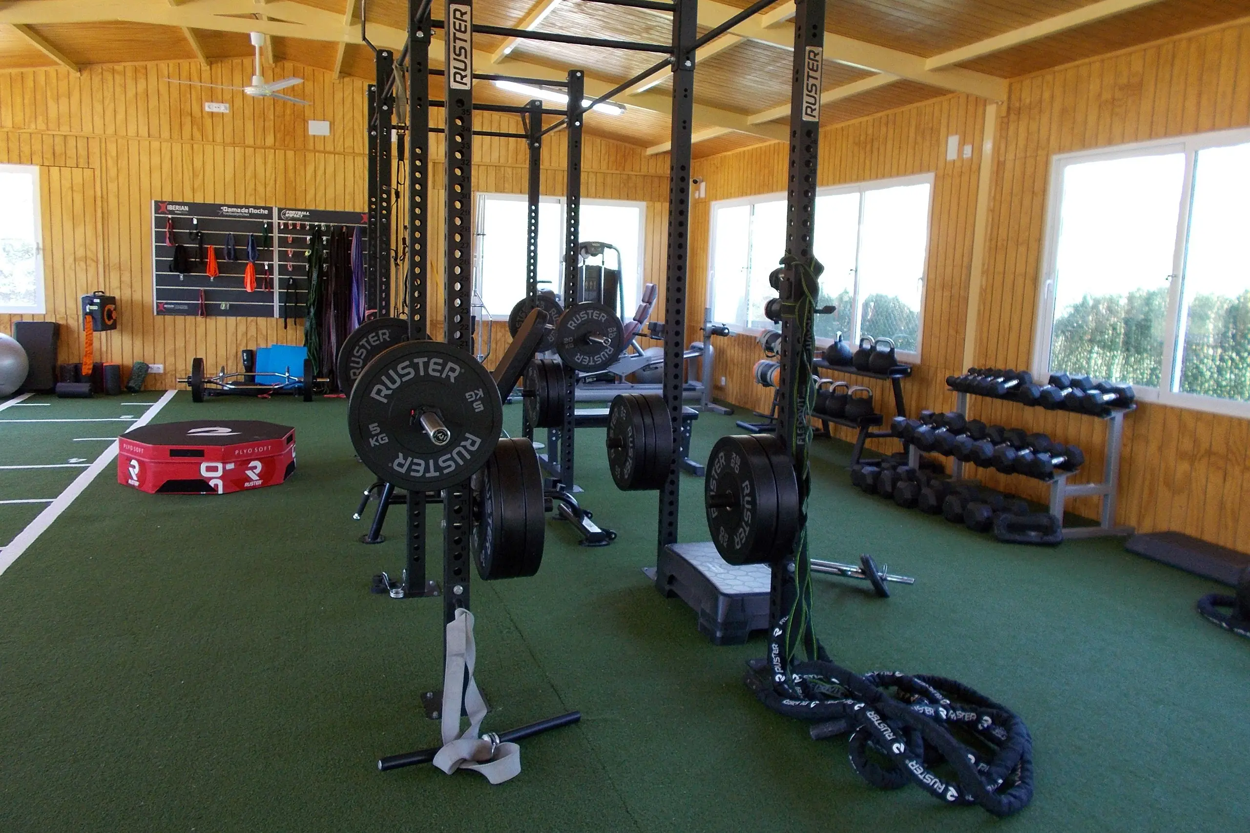 Complexe de football Marbella Football Center, Espagne, avec gazon naturel, près de la mer, salle de sport