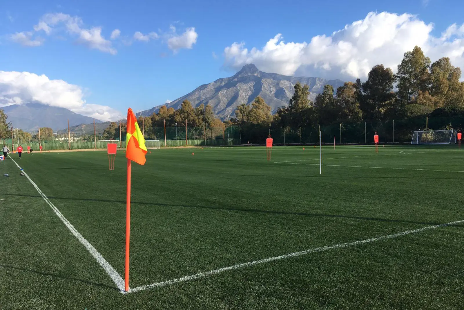 Terrain de football Banús Football Center, Espagne, avec gazon naturel, près de la mer