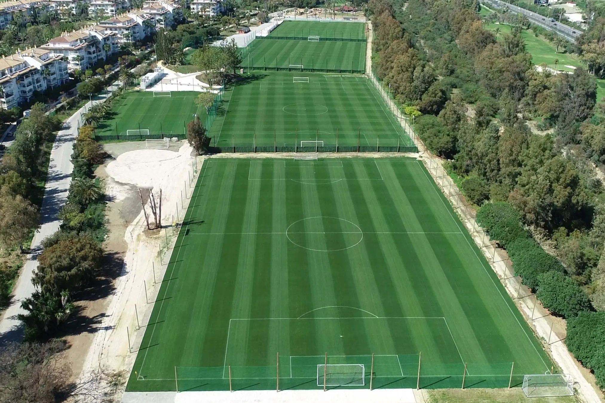 Terrain de football Banús Football Center, Espagne, avec gazon naturel, près de la mer