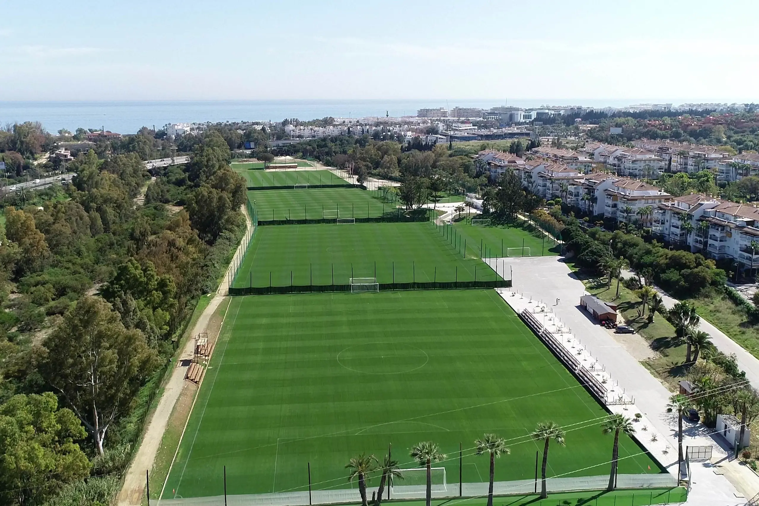 Terrain de football Banús Football Center, Espagne, avec gazon naturel, près de la mer