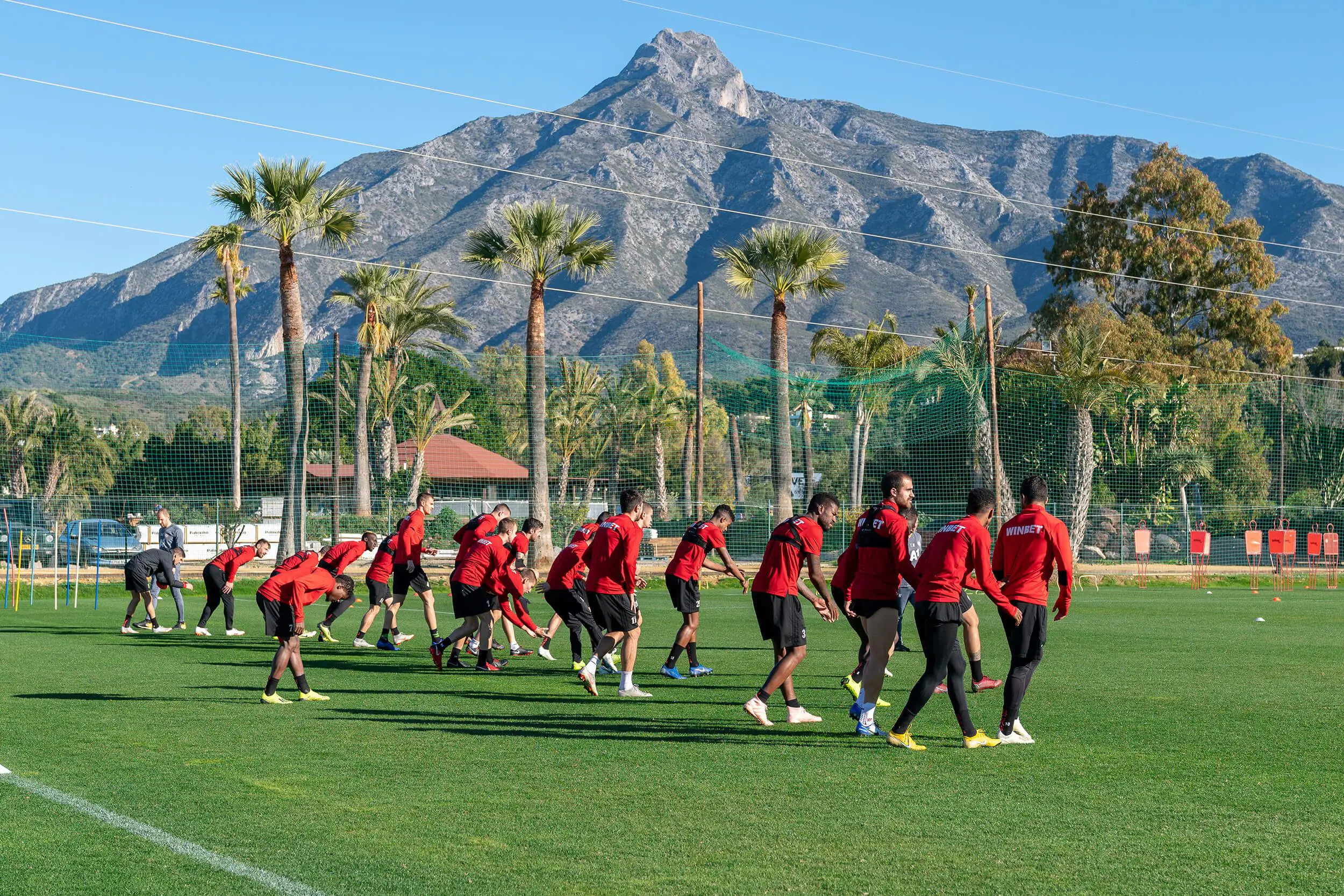 Terrain de football Banús Football Center, Espagne, avec gazon naturel, près de la mer
