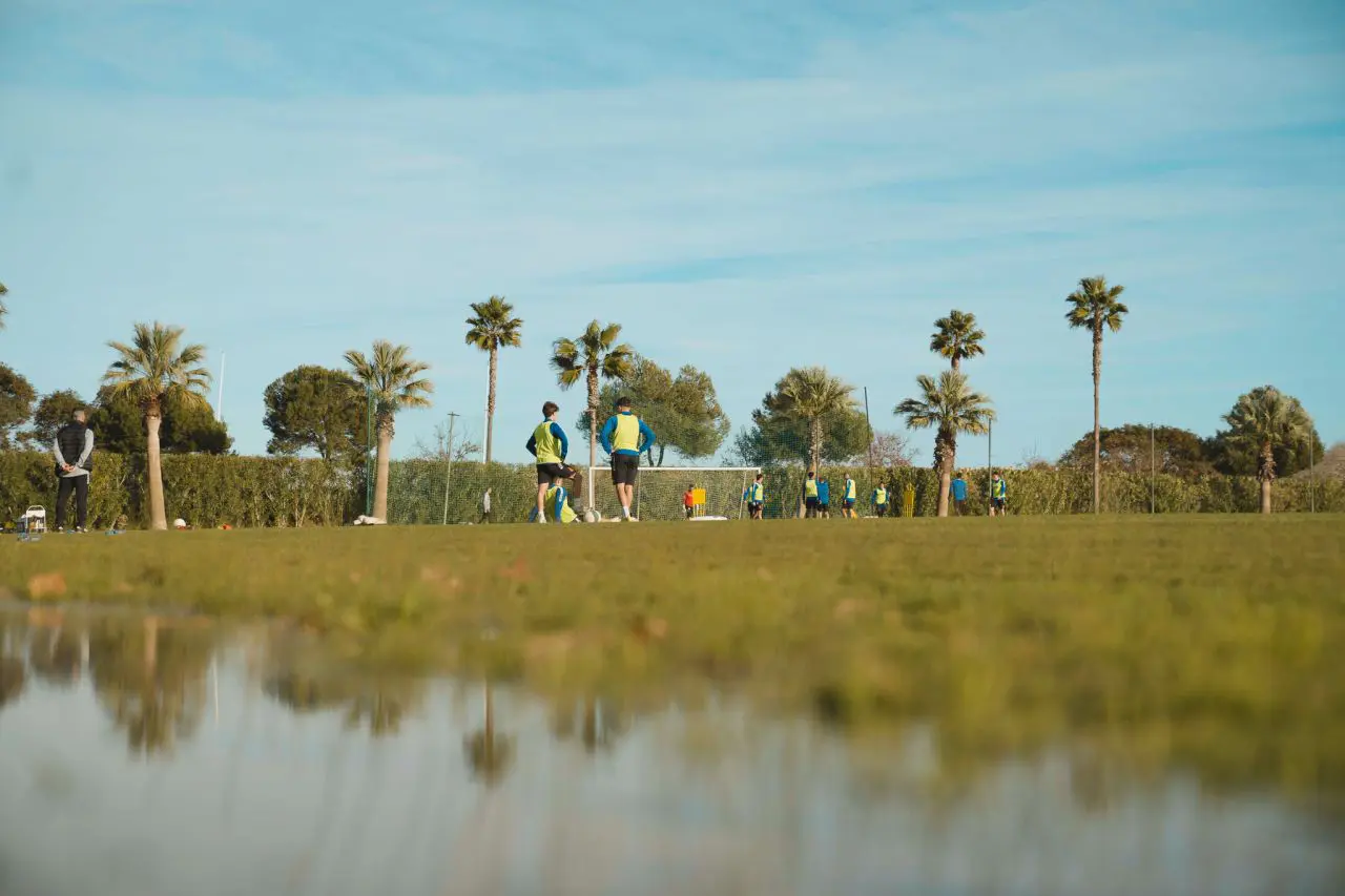 Terrain de football du Santa Maria Polo Club, Espagne, avec gazon naturel, près de la mer