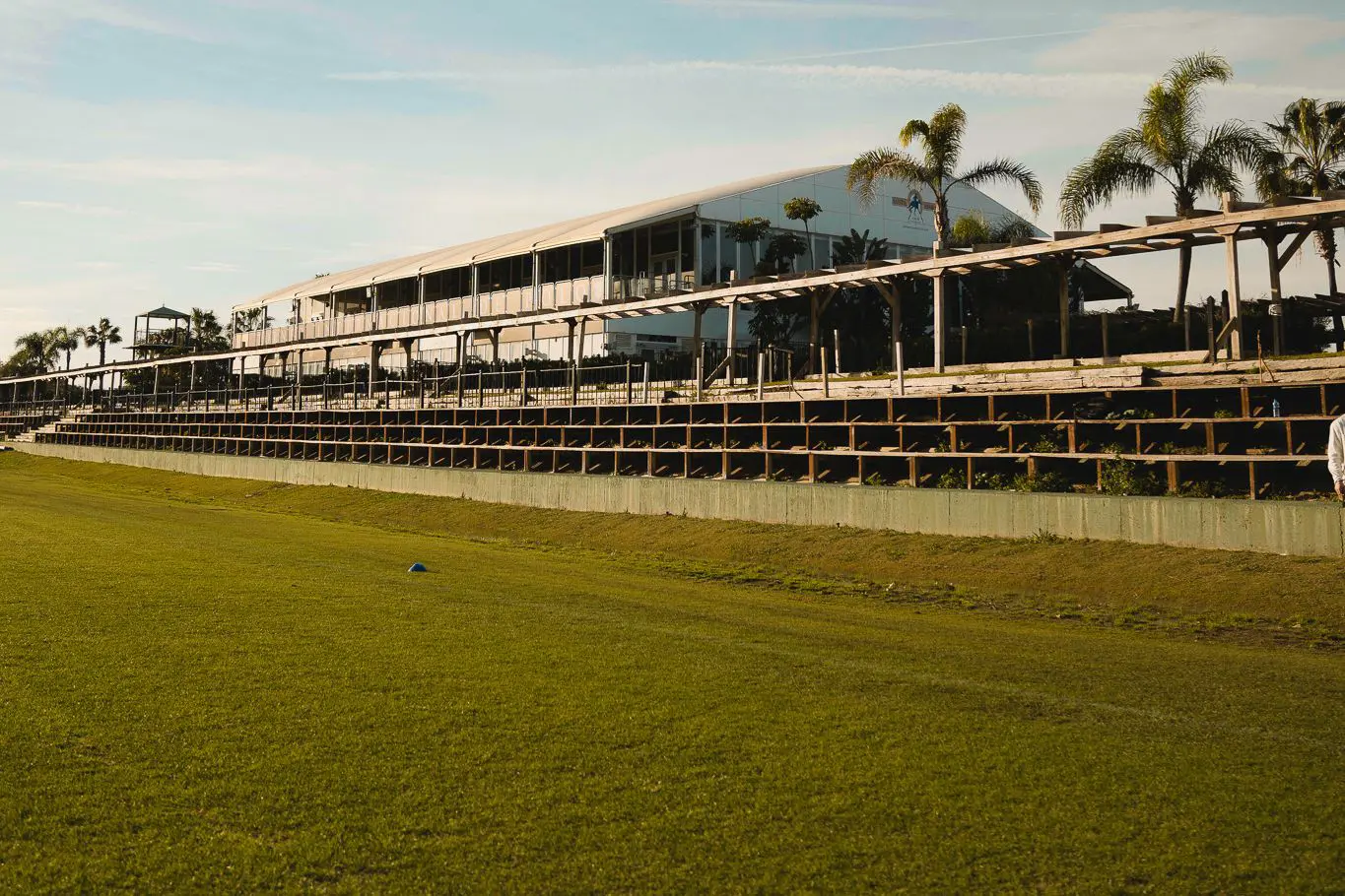 Terrain de football du Santa Maria Polo Club, Espagne, avec gazon naturel, près de la mer