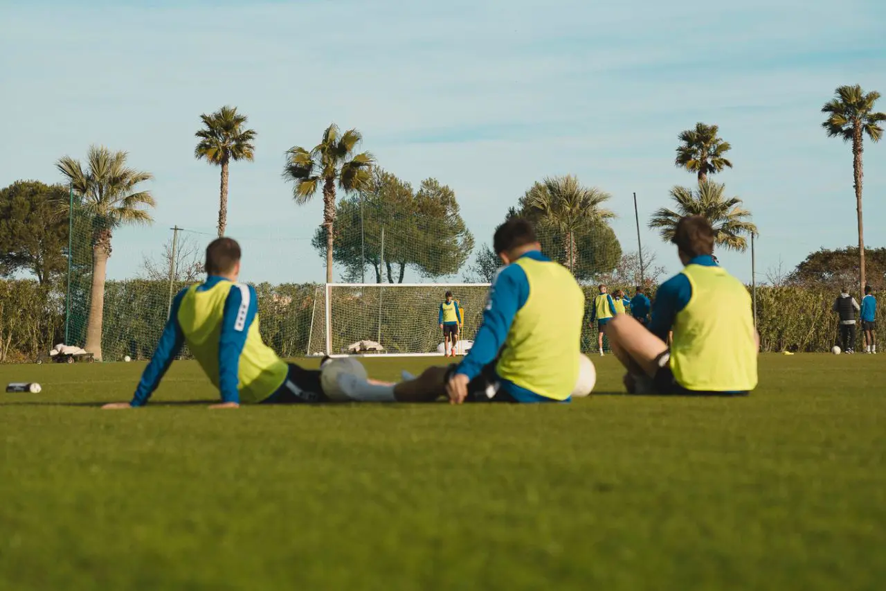 Terrain de football du Santa Maria Polo Club, Espagne, avec gazon naturel, près de la mer
