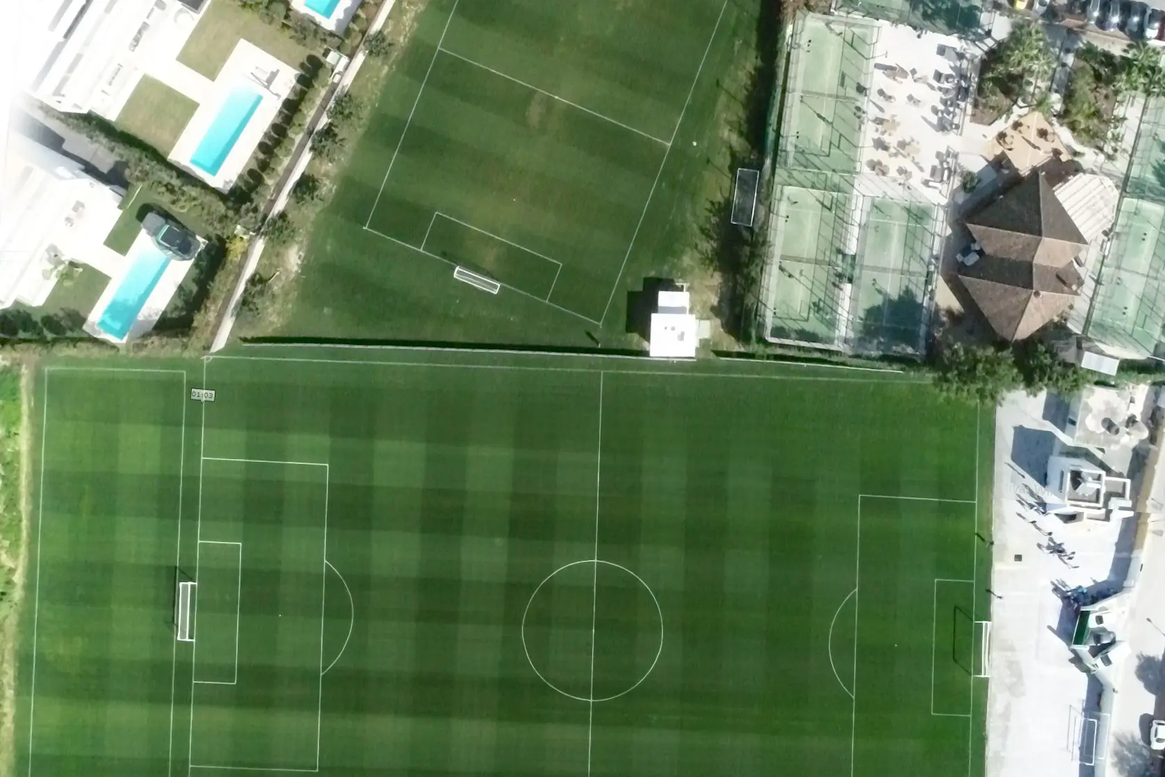 Terrain de football Sol Marbella Estepona Atalaya Park, Espagne, avec gazon naturel, près de la mer