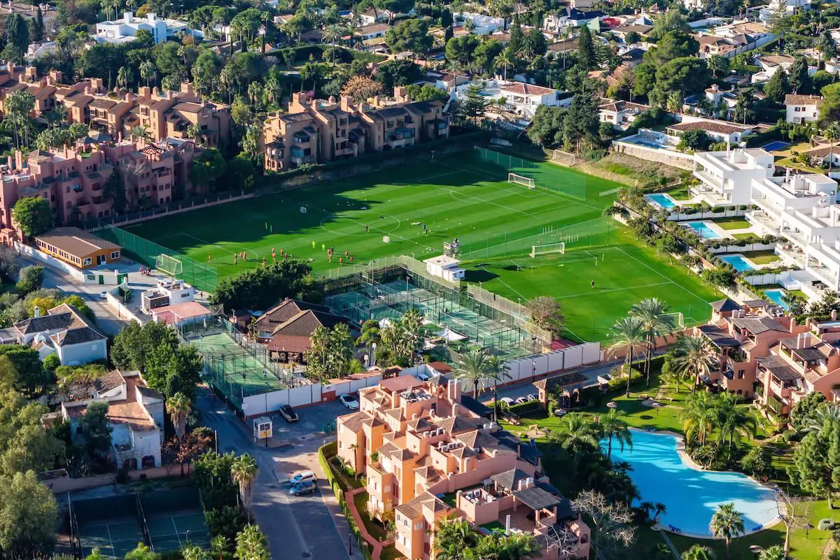 Terrain de football Sol Marbella Estepona Atalaya Park, Espagne, avec gazon naturel, près de la mer