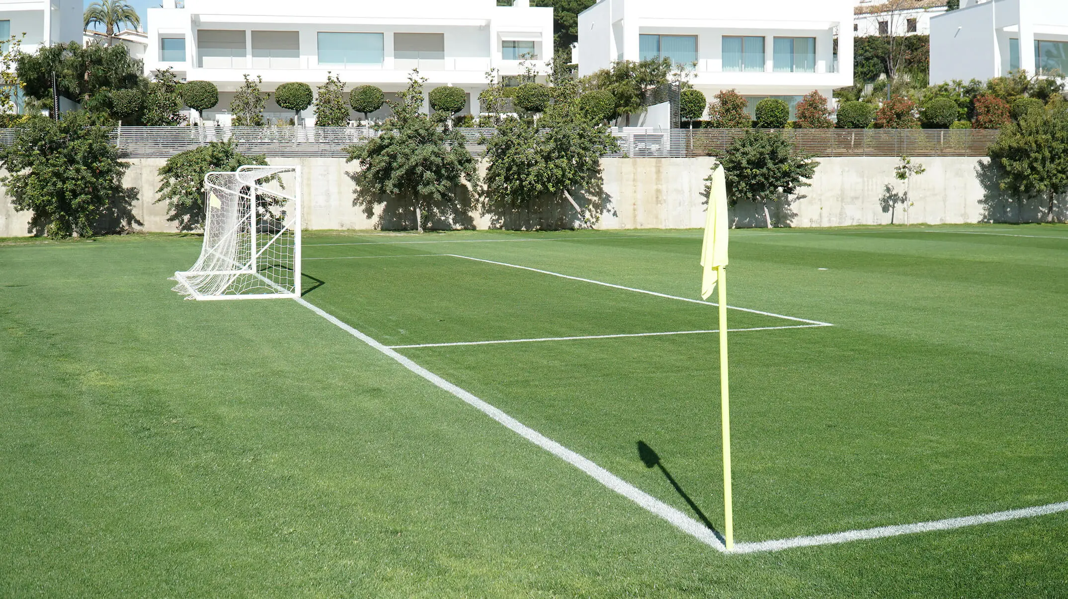 Terrain de football Sol Marbella Estepona Atalaya Park, Espagne, avec gazon naturel, près de la mer