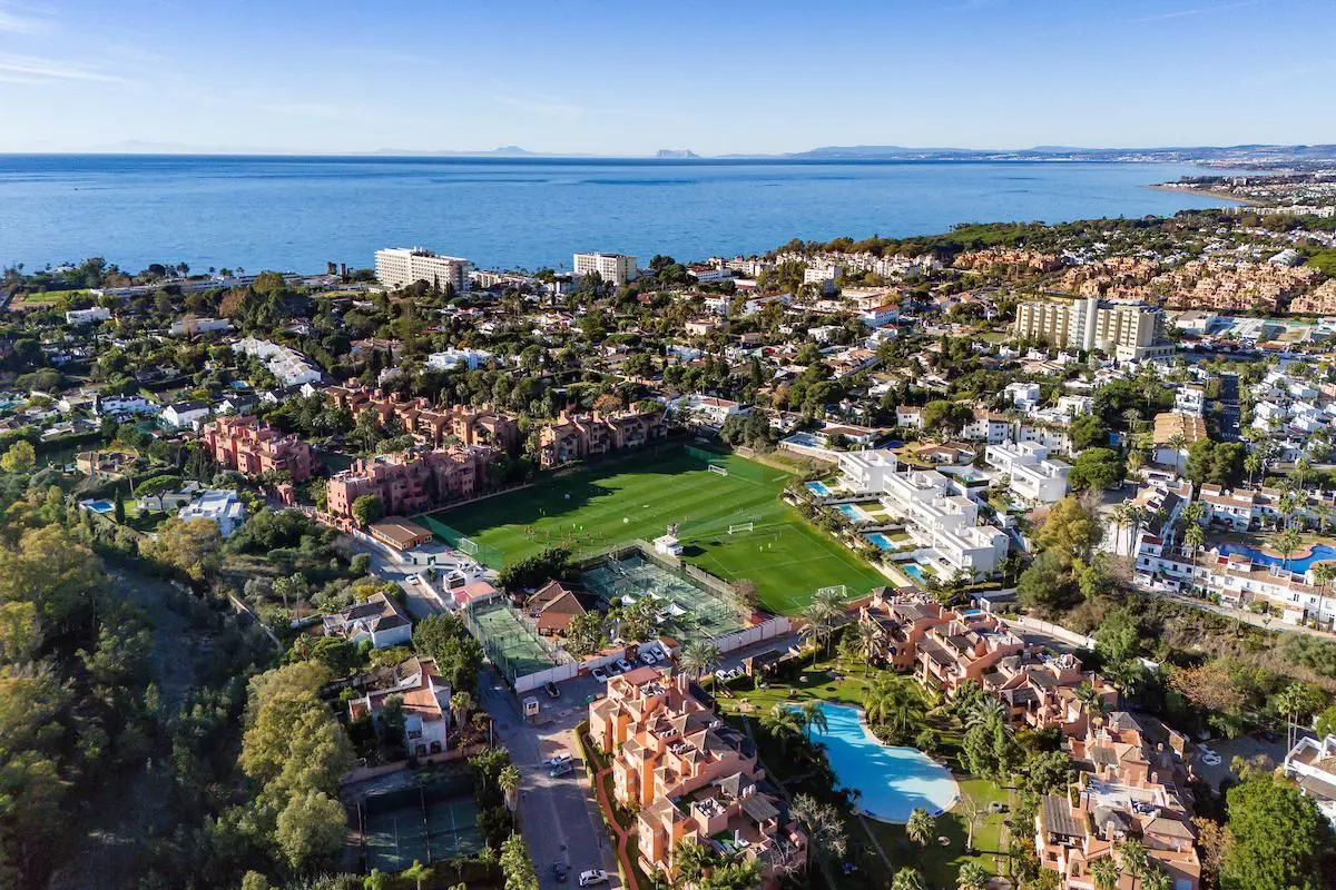 Terrain de football Sol Marbella Estepona Atalaya Park, Espagne, avec gazon naturel, près de la mer
