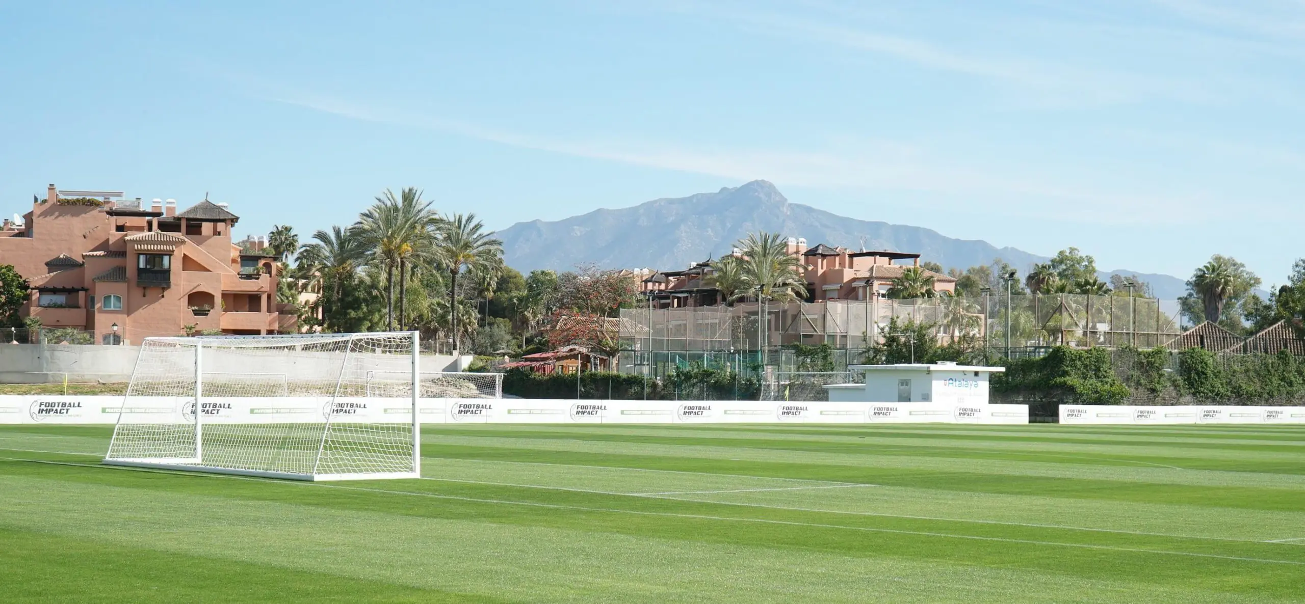 Terrain de football Sol Marbella Estepona Atalaya Park, Espagne, avec gazon naturel, près de la mer