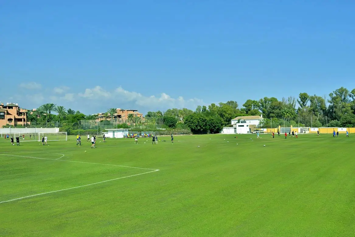 Terrain de football Sol Marbella Estepona Atalaya Park, Espagne, avec gazon naturel, près de la mer