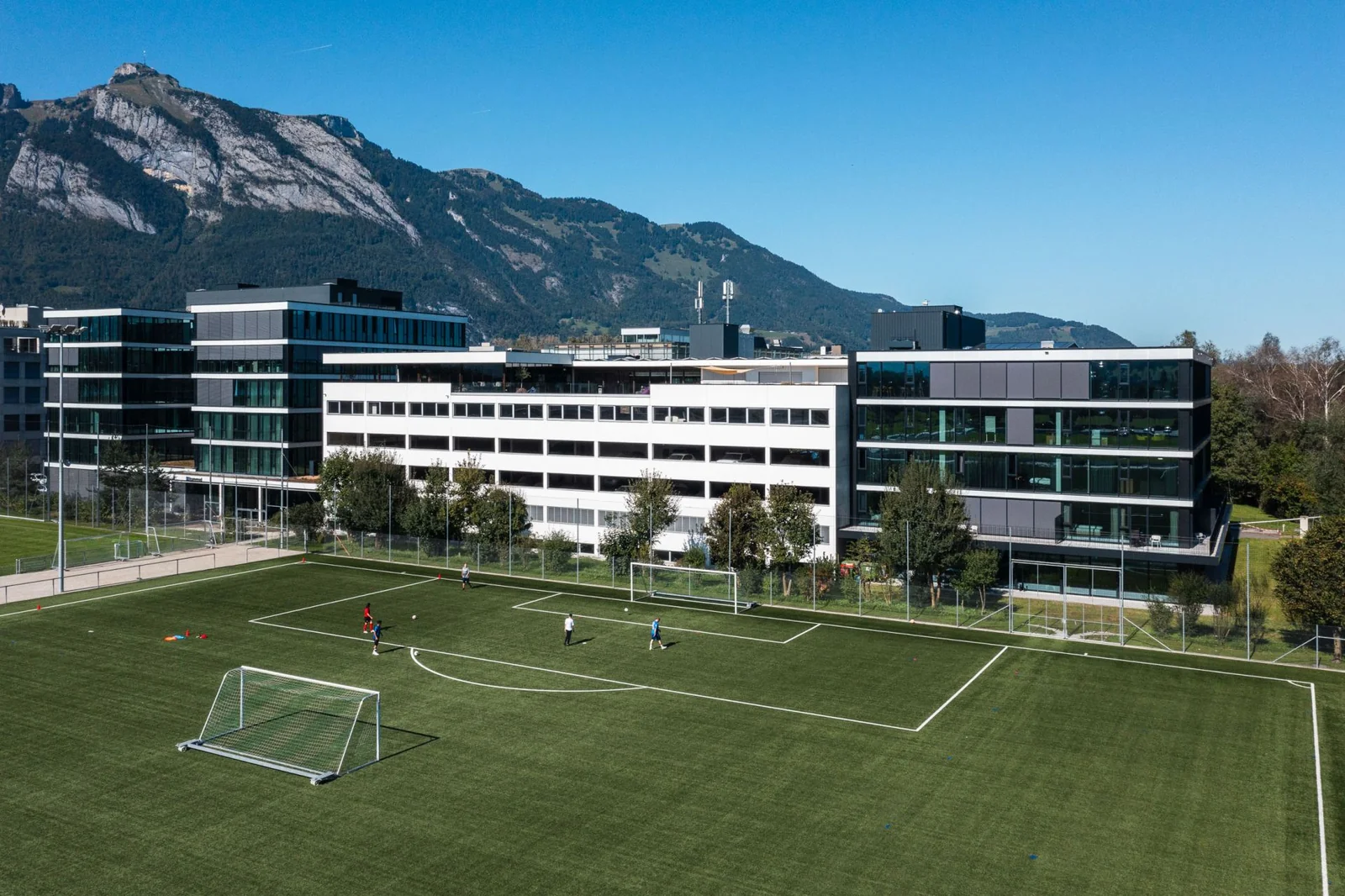 Fussball-Anlage Hotel Kommod, Liechtenstein, mit Naturrasen