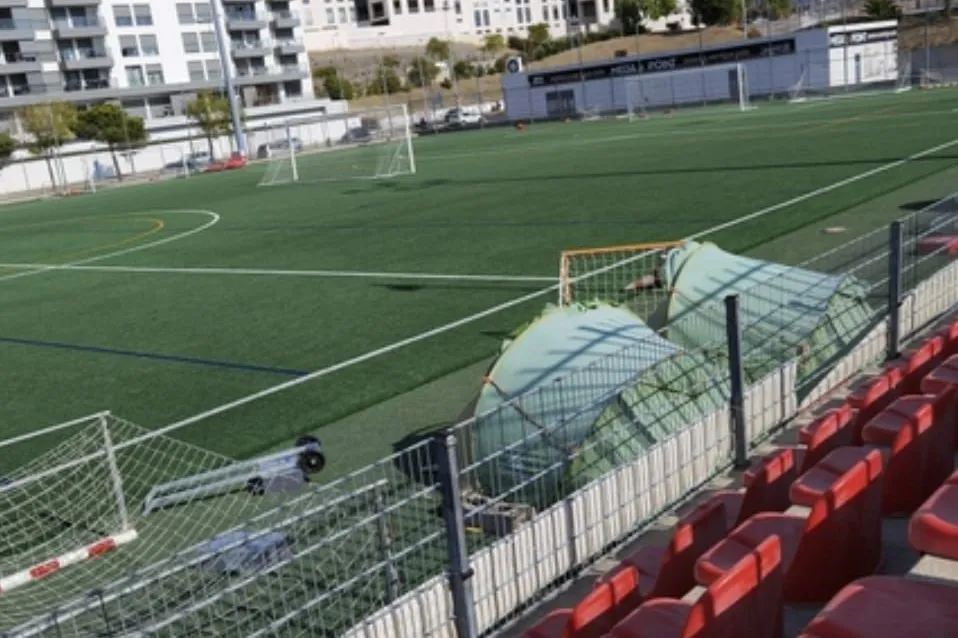 Fussball-Anlage Lissabon, Portugal, mit Kunstrasen, nähe Meer