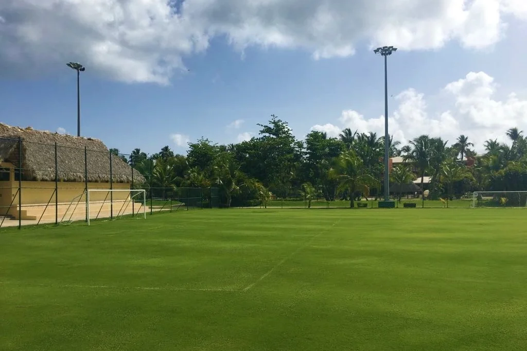 Fussball-Anlage Punta Cana, Dominikanische Republik, mit Naturrasen, nähe Meer