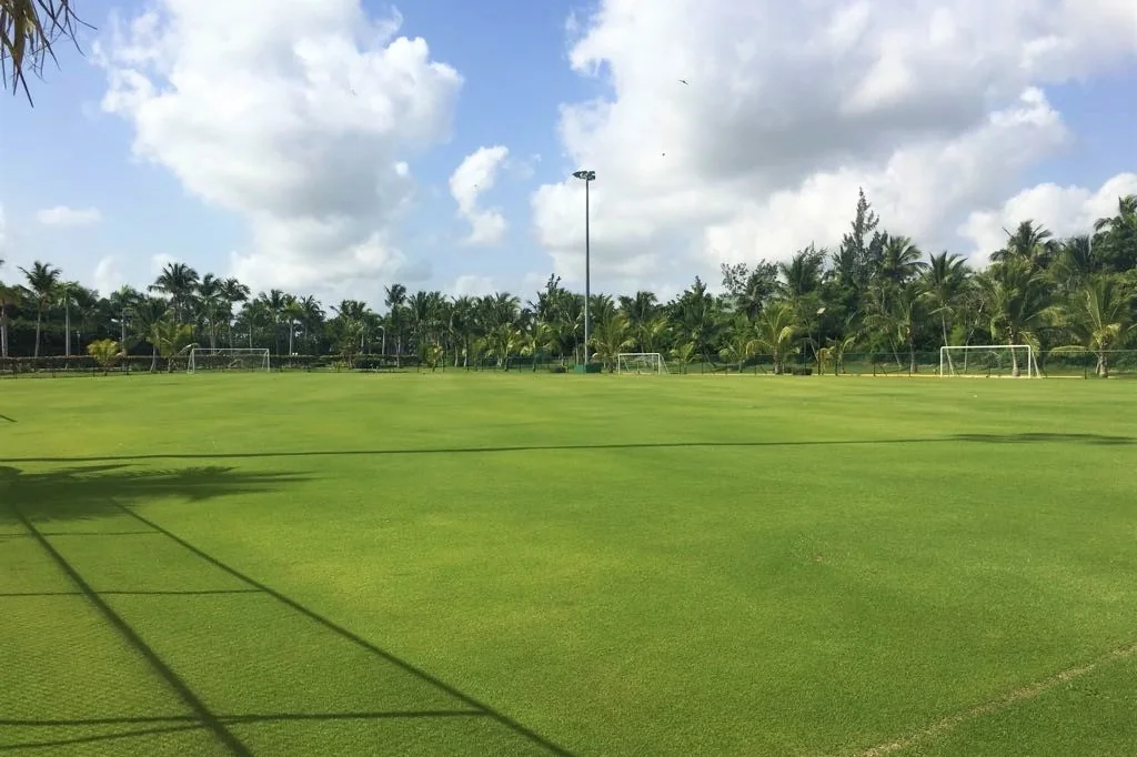 Fussball-Anlage Punta Cana, Dominikanische Republik, mit Naturrasen, nähe Meer