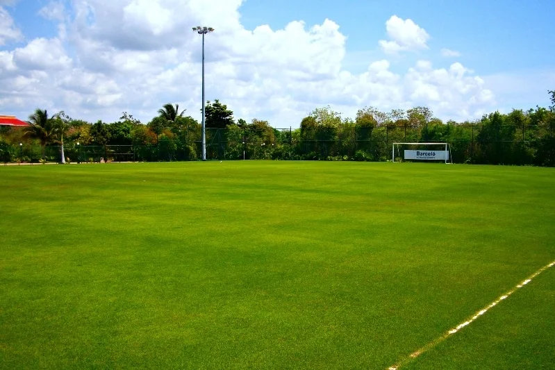 Fussball-Anlage Playa del Carmen, Mexiko, mit Naturrasen, nähe Meer