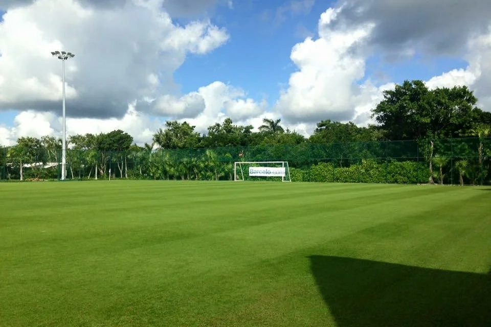 Fussball-Anlage Playa del Carmen, Mexiko, mit Naturrasen, nähe Meer