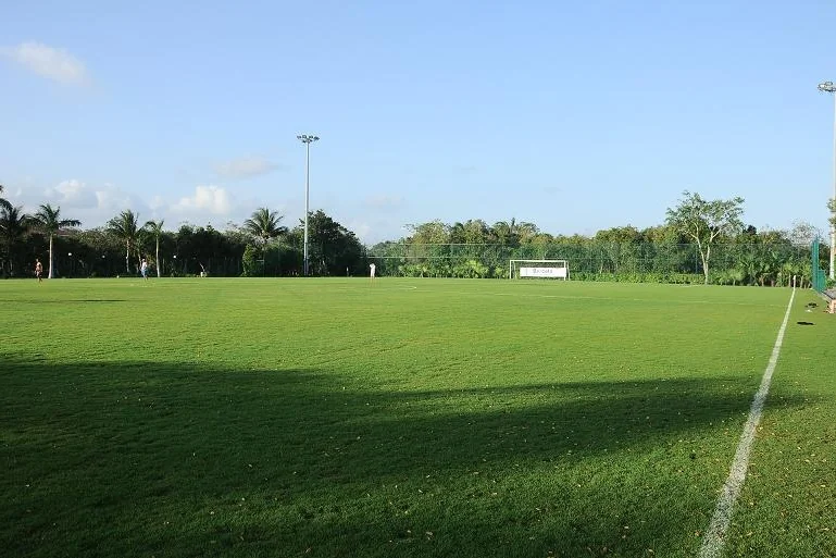 Fussball-Anlage Playa del Carmen, Mexiko, mit Naturrasen, nähe Meer