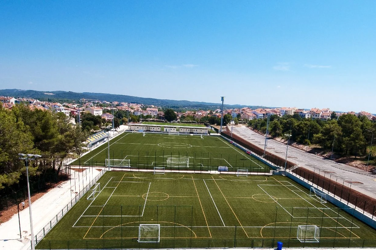 Fussball-Anlage Valbruna, Kroatien, mit Naturrasen, nähe Meer