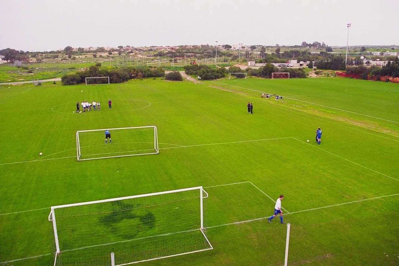 Terrain de football Ayia Napa Municipality Grounds, Chypre, avec gazon naturel, près de la mer