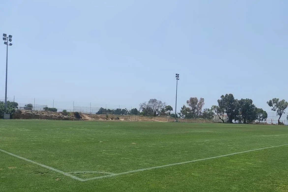 Terrain de football Ayia Napa Municipality Grounds, Chypre, avec gazon naturel, près de la mer