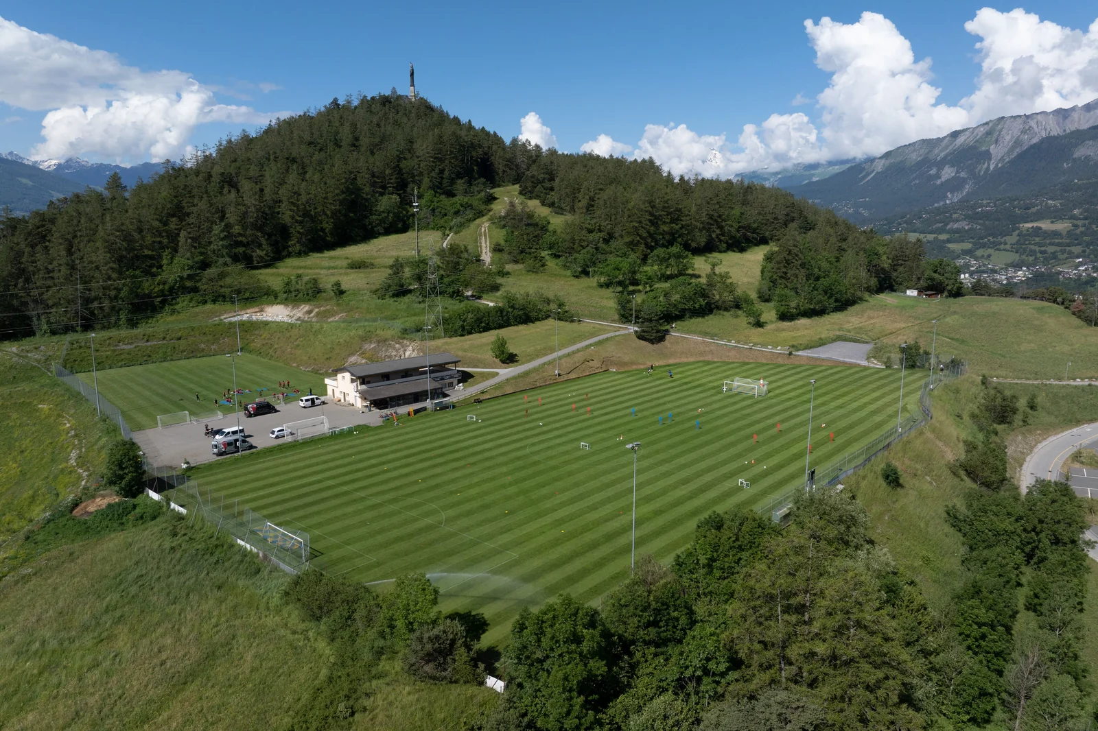 Fussball-Anlage Lens, Schweiz, mit Naturrasen
