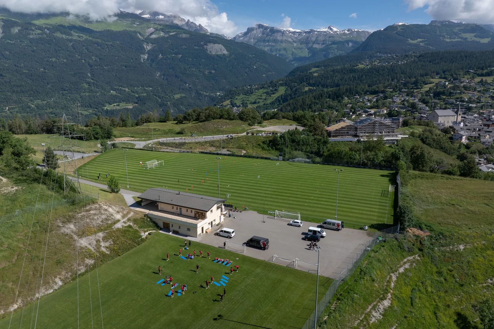 Fussball-Anlage Lens, Schweiz, mit Naturrasen